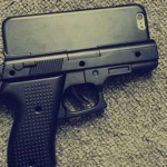 Kryt na iPhone ve tvaru pistole způsobil poplach na letišti