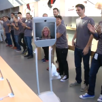 Zákaznice poslala pro nový iPhone robota