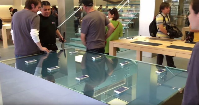 Apple Story dostaly stoly s interaktivním LCD displejem, mají ukázat 3D Touch