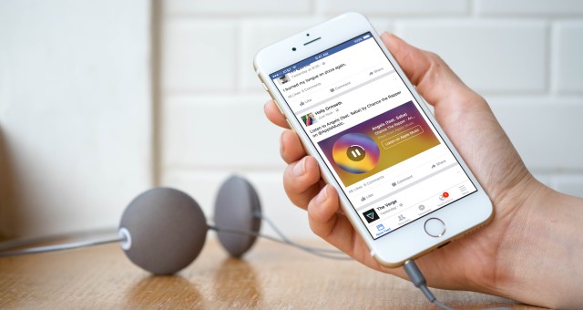 Aplikace Facebook pro iOS dostane novou funkci, která umožní sdílení písniček přes Apple Music a Spotify