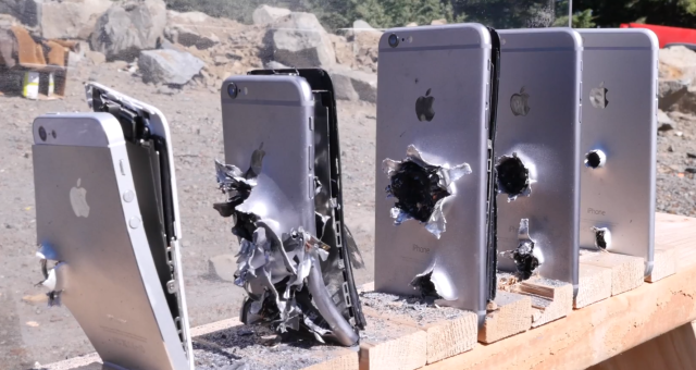 Kolik iPhonů zastaví kulku vystřelenou z AK-74?