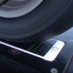 VIDEO: Co se stane, když na iPhonu 6s roztočíte kolo motorky?