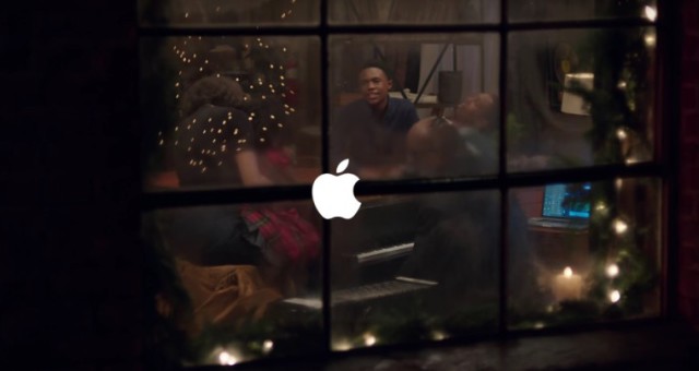 Stevie Wonder a Andra Daye zpívají v nové vánoční reklamě Applu
