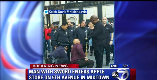 V Apple Storu na Fifth Avenue byl zatčen muž s katanou