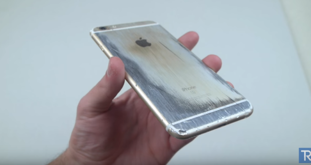 VIDEO: Jak odolný je na iPhonu 6s hliník?