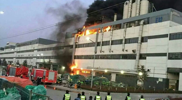 V továrně na iPhony propuknul požár
