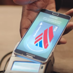 Samsung si v nejnovější reklamě dělá srandu z Apple Pay