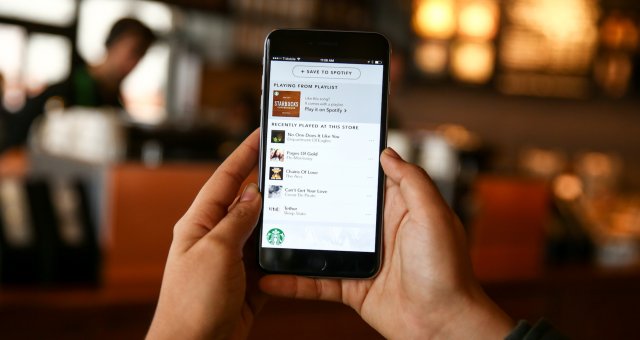 Aplikace Starbucksu nyní umožňuje ukládat Spotify playlisty, které slyšíte hrát v jejich kavárnách