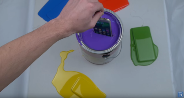 VIDEO: Blázen namáčí iPhony do barvy