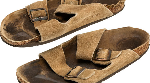 Staré obnošené sandály Steva Jobse byly právě prodány na aukci