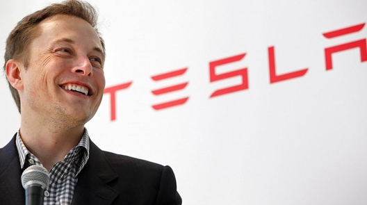 Elon Musk najal experta na slitiny z Applu