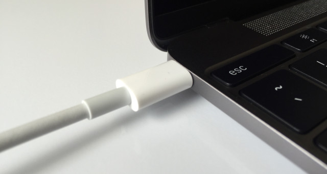 Některé USB-C kabely dodané k Retina MacBookům jsou vadné