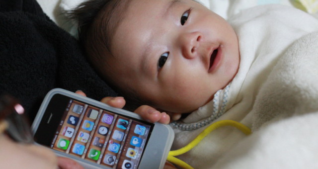 Čínský muž prodal osmnácti měsíční dceru za iPhone