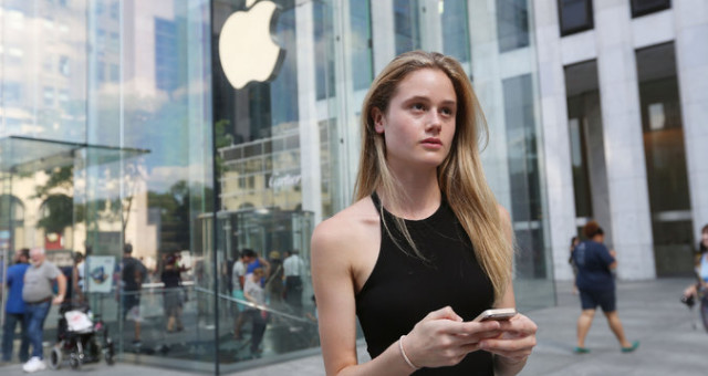 Mladí chtějí hlavně iPhony a nově i Apple Watch. Zájem o iPady u nich klesá