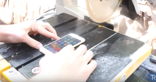VIDEO: Vydrží iPhone diamantovou čepel?