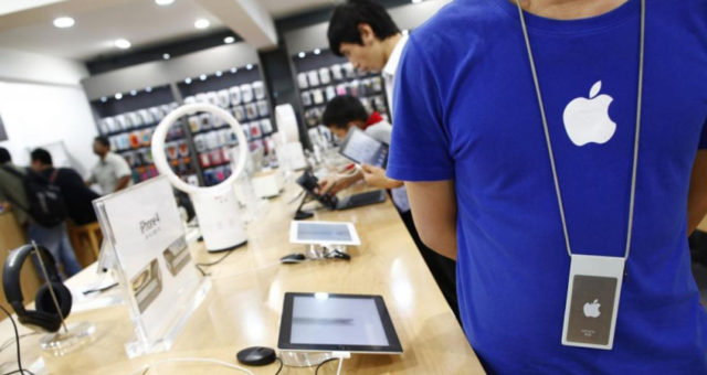 Zloději přestrojení za zaměstnance ukradli iPhony za téměř 1,6 milionu korun
