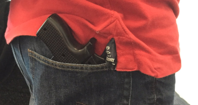 Muž měl obal na iPhone ve tvaru pistole. Zadržela ho policie