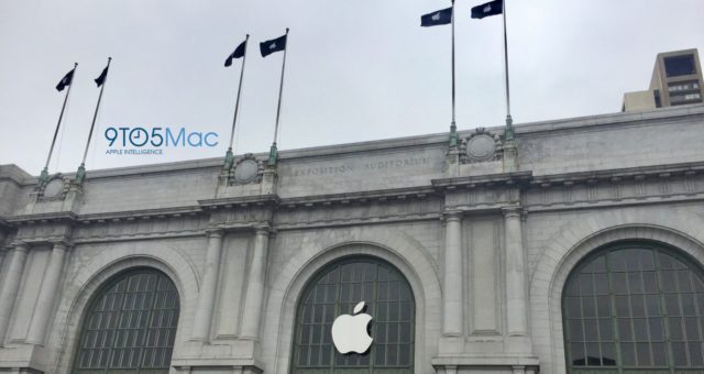 Apple už vyzdobil své konferenční centrum, podívejte se