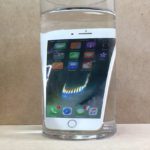 Test voděodolnosti iPhone 7: Telefon se vykoupal v kafi a přežil