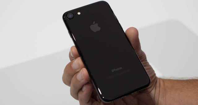Jet Black iPhone 7 se dá na eBay prodat za pořádný balík peněz