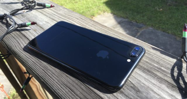 Foto: Jak rychle se poškrábe leskle černý iPhone 7 Jet Black?
