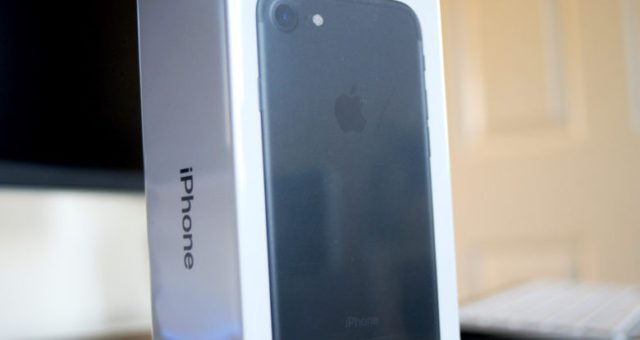 Teenageři ukradli z Apple Storu pytel iPhonů, škoda 323 tisíc korun