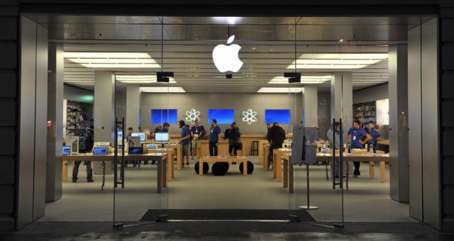 Zaměstnanci australského Apple Storu byli obviněni z krádeží osobních fotek zákaznic