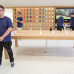 Začal Apple víc věřit svým zákazníkům? V obchodech snížil zabezpečení