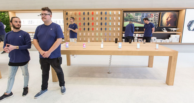 Začal Apple víc věřit svým zákazníkům? V obchodech snížil zabezpečení