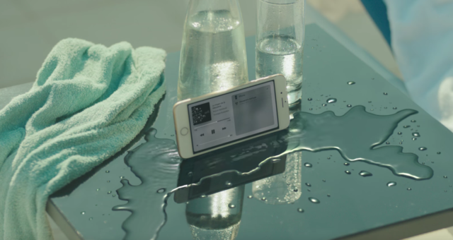 Apple vydal novou reklamu ‚Dive‘ zaměřenou na stereo reproduktory a voděodolnost iPhonu 7