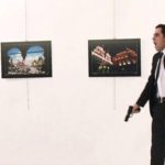Rusové se pokusí odemknout iPhone vraha, který zastřelil ruského velvyslance v Turecku