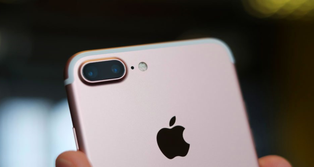 iPhone 8 by mohl podporovat rozpoznávání obličeje pomocí laserového senzoru