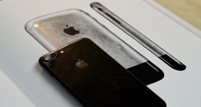 Nabíječka pro bezdrátové nabíjení iPhonu 8 by se mohla prodávat zvlášť