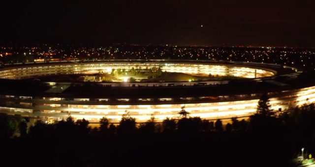 Podívejte se na nejnovější noční klip Apple Parku pořízený dronem