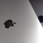 Zloději ukradli ze dvou Apple Storů produkty v hodnotě téměř půl milionu