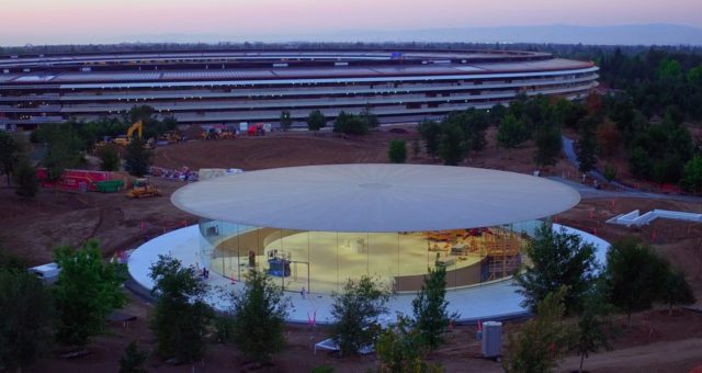 Nový videozáznam západu slunce nad Apple Parkem ukazuje vstup do Steve Jobs Theater