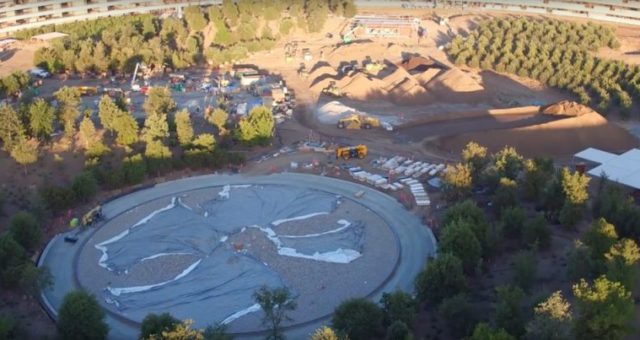 Na nejnovějších záběrech z dronu můžeme vidět vývoj výstavby v exteriéru Apple Parku