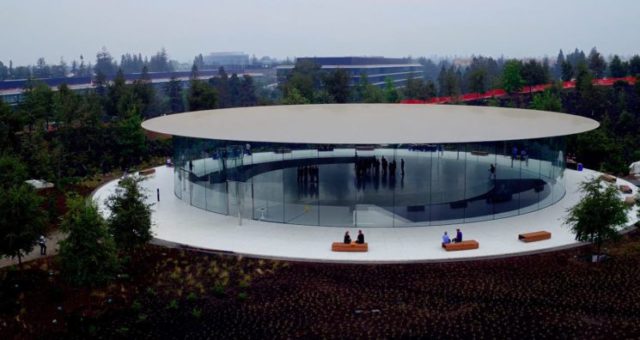 Nejnovější video přeletu nad Apple Parkem zobrazuje již hotový Steve Jobs Theater