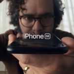 Apple v nové reklamě sundavá ochrannou fólii z nového iPhone SE