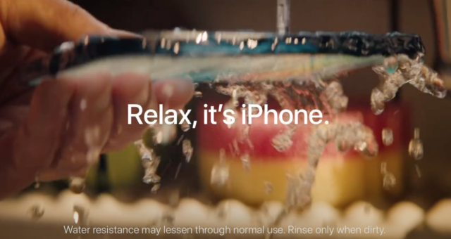 Nová reklama společnosti Apple na iPhone představuje sklo Ceramic Shield jako nerozbitné