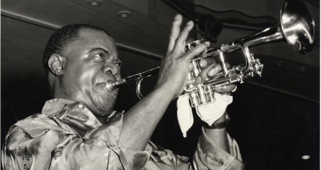 Apple TV+ představila nový dokument o Louisi Armstrongovi „Black and Blues: The Color Ballad of Louis Armstrong“