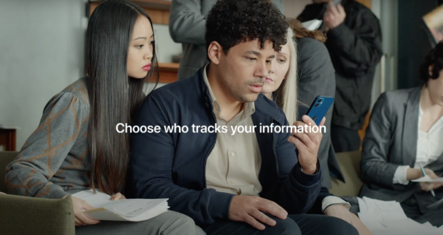 Společnost Apple propaguje transparentnost sledování aplikacemi v nejnovější reklamě (natočené v Praze)