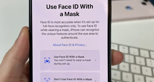 Používání Face ID při nošení roušky s iOS 15.4 funguje také s Apple Pay