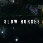 Podívejte se na oficiální upoutávku na nadcházející seriál Apple TV+ ‚Slow Horses‘ s Garym Oldmanem v hlavní roli