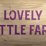 Podívejte se na první oficiální upoutávku rodinného seriálu Apple TV+ „Lovely Little Farm“