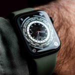 Je možné, že Apple představí model Apple Watch Series 8 s novým 1,99palcovým displejem