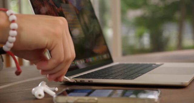 Porovnávací video: MacBook Air s čipem M2 vs. MacBook Pro s čipem M2 Pro