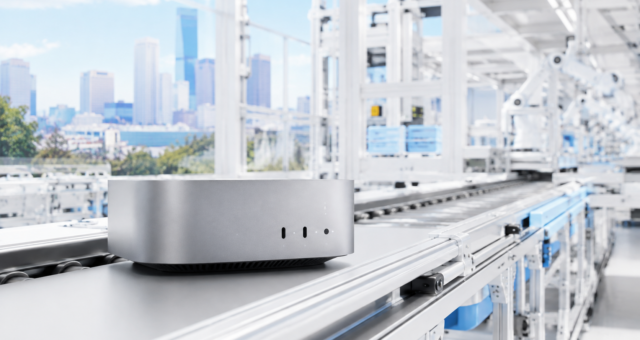 Mac mini míří do americké výroby. Cook ukázal továrnu, která má změnit část dodavatelského řetězce
